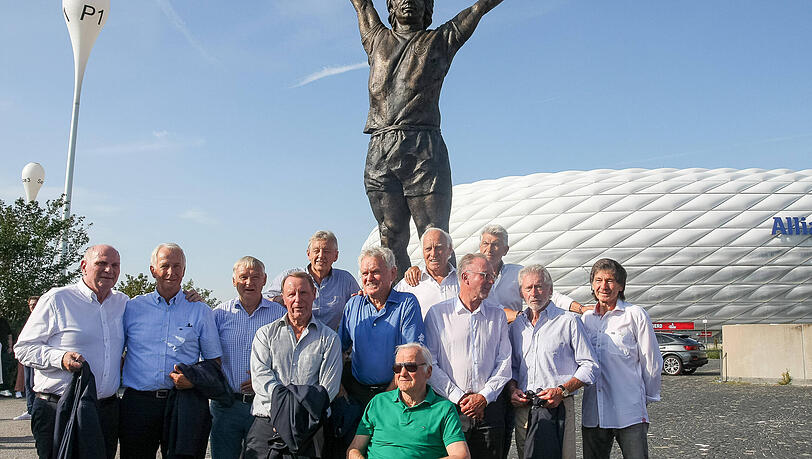 Gerd Müller wurde 2023 posthum mit einer Statue auf der Esplanade der Allianz Arena geehrt. Gerd Müller wurde 2023 posthum mit einer Statue auf der Esplanade der Allianz Arena geehrt.