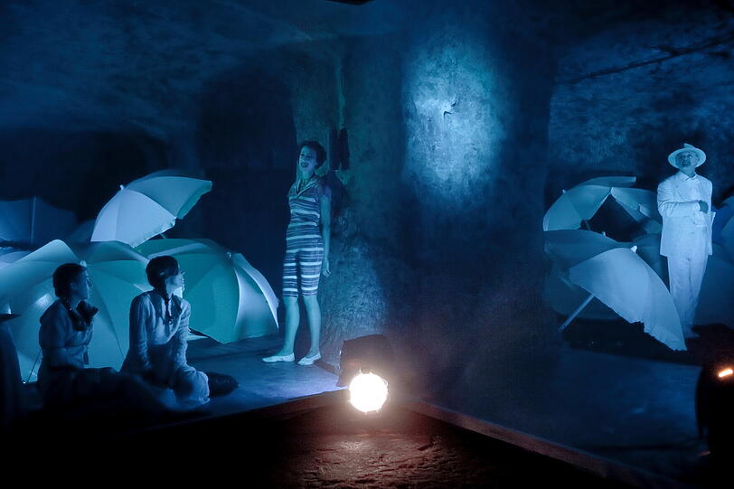 Träume vom heilen Leben am &bdquo;Lido&ldquo; unterm Sonneschirm: die Nürnberger Felsengänge als Spielort für die szenisch-musikalische Performance &bdquo;orpheus@felsen.gänge&ldquo;.