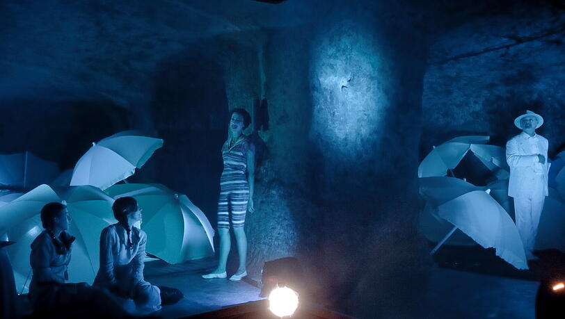 Träume vom heilen Leben am „Lido“ unterm Sonneschirm: die Nürnberger Felsengänge als Spielort für die szenisch-musikalische Performance „orpheus@felsen.gänge“. Träume vom heilen Leben am „Lido“ unterm Sonneschirm: die Nürnberger Felsengänge als Spielort für die szenisch-musikalische Performance „orpheus@felsen.gänge“.