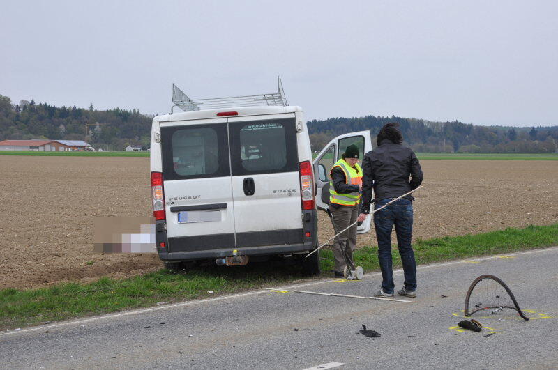 Am Mittwochnachmittag ereignete sich zwischen Erharting und Winhöring ein tödlicher Verkehrsunfall. Ein Radfahrer wurde von einem Kastenwagen frontal erfasst und stirbt noch an der Unfallstelle.
