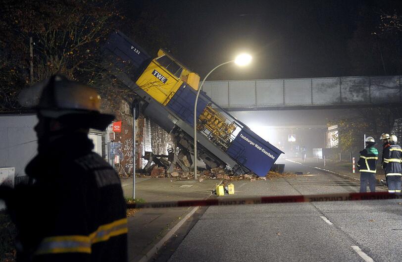 In Hamburg ist in der Nacht zu Donnerstag eine Diesellok entgleist und auf eine tiefergelegene Straße gestürzt.