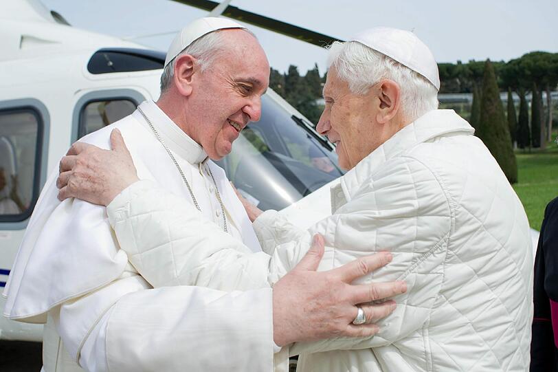 Diese beiden Päpste haben das Jahr im Vatikan bestimmt. Papst Benedikt hat am 11. Februar seinen Rücktritt bekannt gegeben. Daraufhin wurde am 13. März von 115 Kardinälen Jorje Maria Bergoglio zum neuen Papst gewählt. Dieses Bild wird in die Geschichte eingehen, denn bisher gab es kein Foto, bei dem der alte und neue Papst gemeinsam zu sehen waren. Hier besucht Franziskus seinen Vorgänger Benedikt XVI. in Castel Gandolfo.
