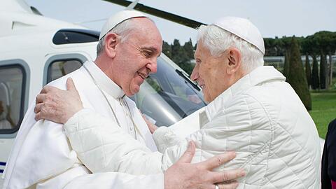 Diese beiden Päpste haben das Jahr im Vatikan bestimmt. Papst Benedikt hat am 11. Februar seinen Rücktritt bekannt gegeben. Daraufhin wurde am 13. März von 115 Kardinälen Jorje Maria Bergoglio zum neuen Papst gewählt. Dieses Bild wird in die Geschichte eingehen, denn bisher gab es kein Foto, bei dem der alte und neue Papst gemeinsam zu sehen waren. Hier besucht Franziskus seinen Vorgänger Benedikt XVI. in Castel Gandolfo.