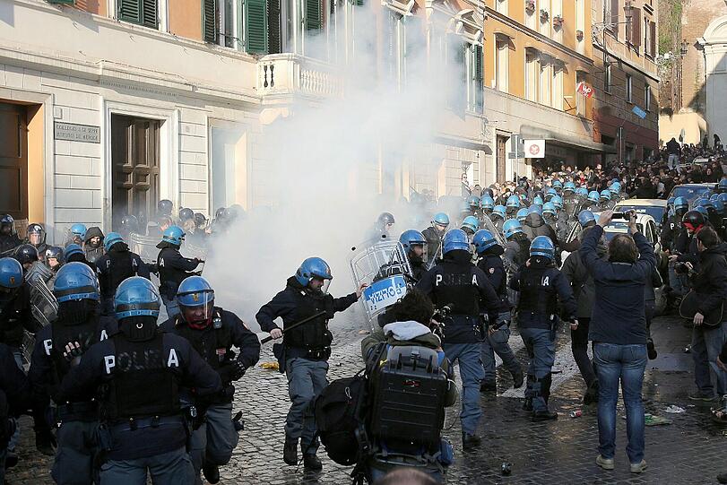 Schwere Ausschreitungen in Rom: Beim Spiel Feyenoord Rotterdam gegen AS Rom drehen Hooligans durch und verwüsten den Bereich um die antike spanische Treppe. Die Bilder...