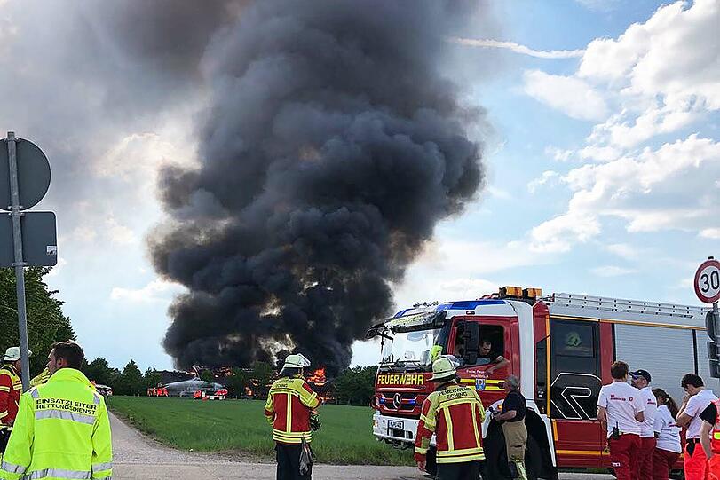 Die Tennishalle des SC Eching brannte am Sonntag lichterloh. Klicken Sie sich durch die Bilder des Feuerwehreinsatzes.