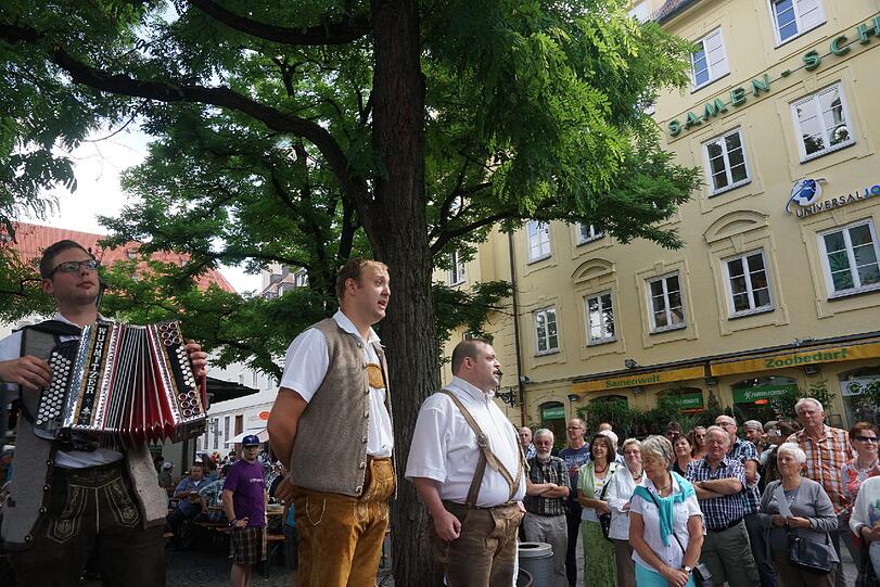Schausteller, Musiker, Tänzer und Kabarettisten: Die Bilder vom Brunnenfest am Viktualienmarkt.