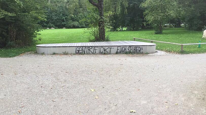 "Gentrif***t euch selber" steht an dieser Sitzmöglichkeit geschrieben.