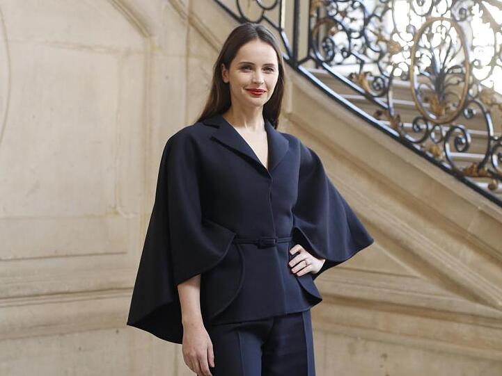 Schauspielerin Felicity Jones ("Rogue One: A Star Wars Story") auf dem Weg zur Dior-Show.
