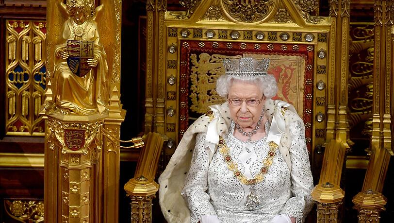 Queen Elizabeth II. im Jahr 2019 auf dem Thron in Westminster.
