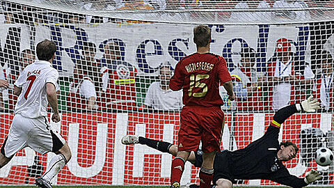 Das 2:2: Jens Lehmann lässt den Schuss von Vitali Bulyga über die Hand ins Tor rutschen, Thomas Hitzlsperger (15) konnte es auch nicht verhindern.