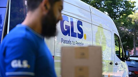 Die Pakete, die der GLS-Paketbote gerade tr&auml;gt, sind nicht sehr schwer - andere Sendungen auf seinen Touren d&uuml;rften schwerer sein.