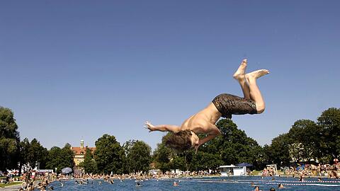 Kopfüber rein ins Vergnügen: Dieser Bub springt ins Freibadbecken im Schyrenbad.