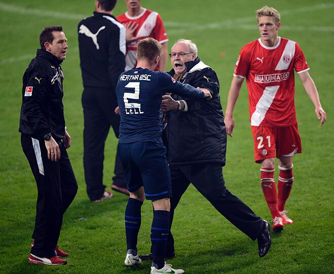 Der Fan-Wahnsinn: In Düsseldorf stürmten die Fortuna-Anhänger den Platz vor dem Abpfiff.