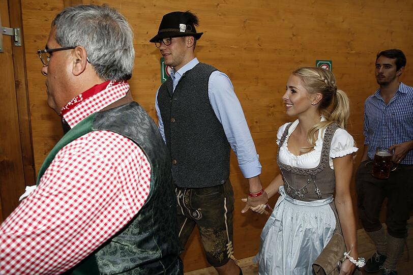 Manuel Neuer mit Freundin Nina auf dem Weg ins Schützenzelt