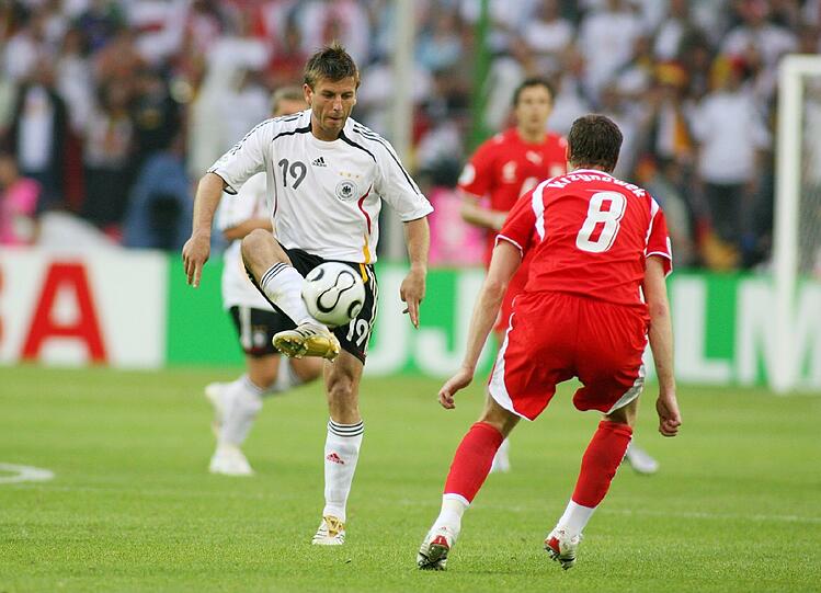 Bernd "Schnix" Schneider war 2006 Ersatzkapitän für Michael Ballack. Der "weiße Brasilianer" gehörte damals zu den Stammkräften. 2008 verhinderte eine Bandscheiben-Operation seine Teilnahme bei der EM und Schneider beendete seine Nationalelf-Karriere. Inzwischen lebt Schneider verhältnismäßig zurückgezogen in seiner thüringischen Heimat.