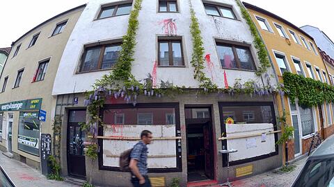 Seit Mitte April gab es eine Reihe von Attacken gegen linke Initiativen. Darunter ein Farbbeutelanschlag auf ein Wohnhaus in der Ligsalzstraße.