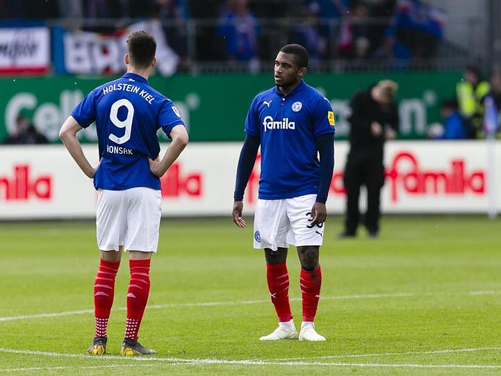 Franck Evina (r) steht auf dem Rasen. Foto: Frank Molter/dpa/Archivbild