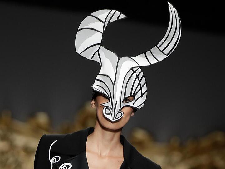 Model mit picassoesker Stiermaske bei Moschino in Mailand.