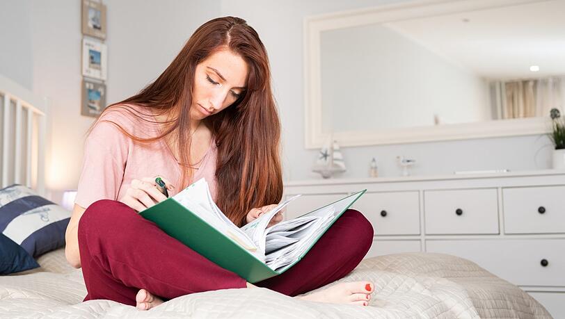 Versicherung, Vermögen, Gehalt: Beim Start ins Berufsleben ändert sich einiges. Denn der neue Status "Arbeitnehmer" beschert einem nicht nur ein regelmäßiges Gehalt. Man muss sich auch um seine finanziellen Angelegenheiten selbst kümmern.