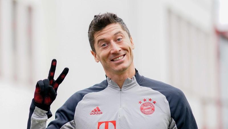 Robert Lewandowski auf dem Weg zum Abschlusstraining des FC Bayern München.