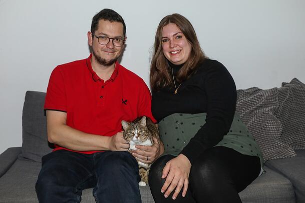 Tamina und Michael Straßer mit ihrer Gewinnerkatze Nala.