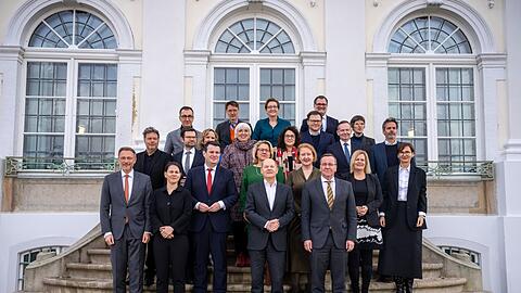 Gruppenfoto vor Schloss Meseberg: Kanzler Olaf Scholz und das Bundeskabinett.