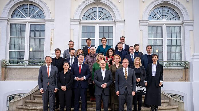 Gruppenfoto vor Schloss Meseberg:&nbsp;Kanzler Olaf Scholz und das Bundeskabinett.