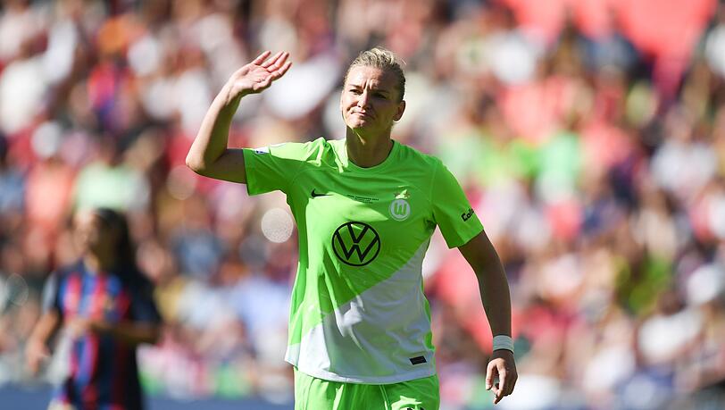 Wolfsburgs Alexandra Popp reagiert bei einem Spiel.