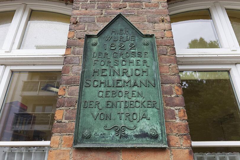 Tafel im Geburtsort von Heinrich Schliemann im Landkreis Rostock. Tafel im Geburtsort von Heinrich Schliemann im Landkreis Rostock.