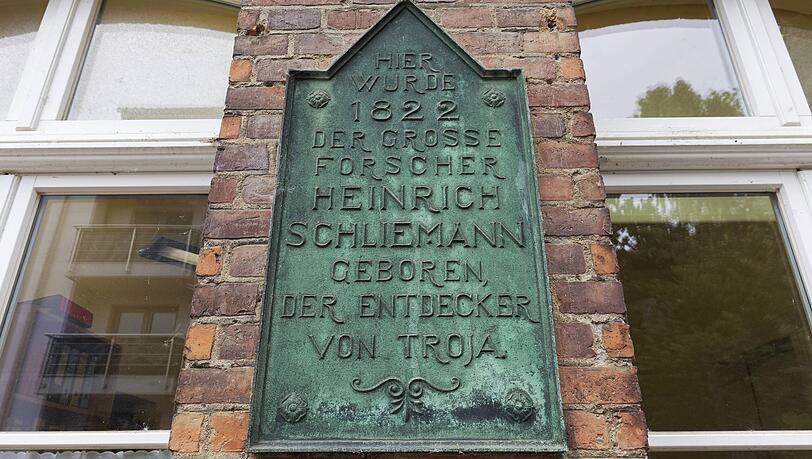 Tafel im Geburtsort von Heinrich Schliemann im Landkreis Rostock. Tafel im Geburtsort von Heinrich Schliemann im Landkreis Rostock.