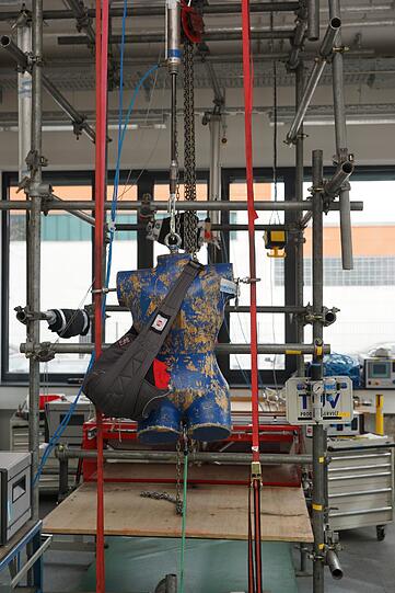 In Garching wird die Reißleine gezogen. Oder besser: Hier testet der Tüv Süd Umhängetaschen auf ihre Lebensdauer. &bdquo;Wir prüfen, wie lange solche Taschen halten&ldquo;, sagt Thomas Oberst. Dazu werden die Objekte an einen menschenähnlichen Körper gehängt, mit Gewichten befüllt und in endlosen Zyklen raufgezogen und wieder fallen gelassen. &bdquo;Im Allgemeinen ist teuer nicht gleich besser&ldquo;, sagt Matthias Andreesen Viegas.