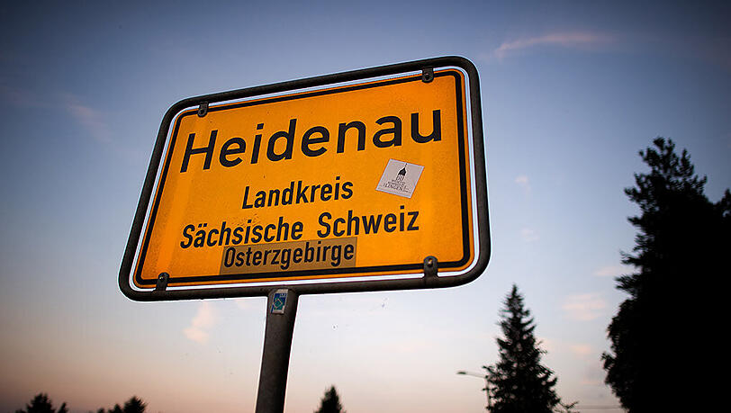 Orteingangsschild der Statdt Heidenau in Sachsen. Das Verfassungsgericht hat das Versammlungsverbot für Heidenau am Samstag komplett gekippt. Orteingangsschild der Statdt Heidenau in Sachsen. Das Verfassungsgericht hat das Versammlungsverbot für Heidenau am Samstag komplett gekippt.