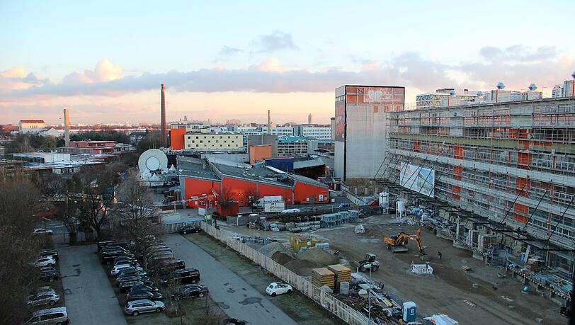 Das Areal der Kultfabrik von oben: Rechts das Werk 3, dahinter das alte Kartoffelsilo. Das orangefarbene Fabrikgebäude wird abgerissen. Das Areal der Kultfabrik von oben: Rechts das Werk 3, dahinter das alte Kartoffelsilo. Das orangefarbene Fabrikgebäude wird abgerissen.