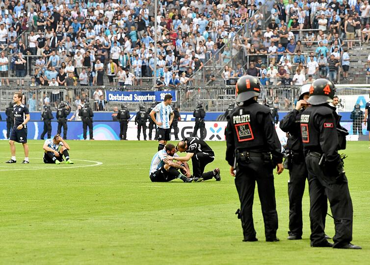 Zehn Minuten vor Ende rasten einig Löwen-Fans komplett aus. Es fliegen Sitzschalen und Metallstangen aufs Spielfeld.