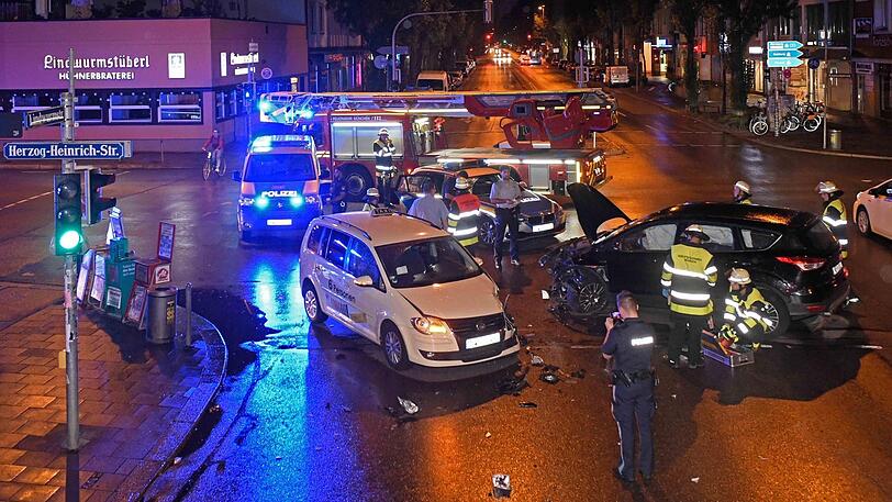 Auf der Lindwurmstraße kam es in der Nacht zum Samstag zu einem Crash zwischen Taxi und Ford.
