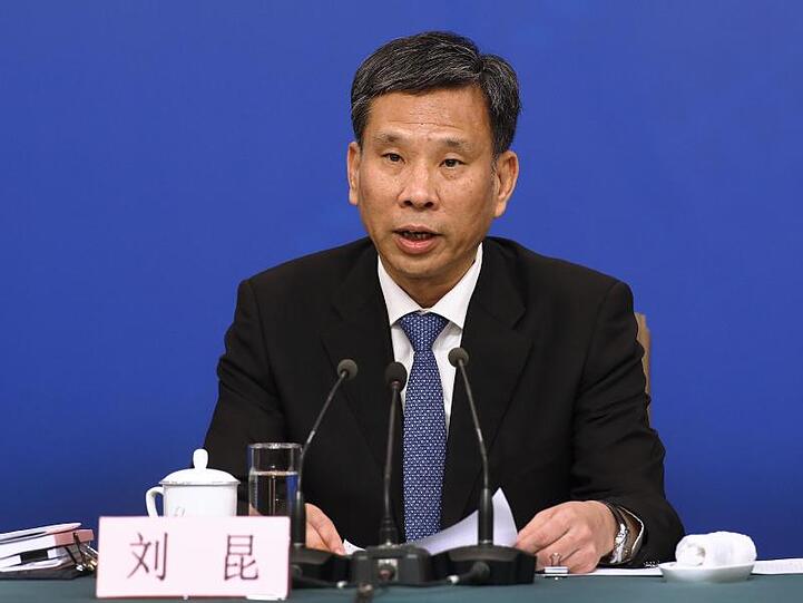 Obwohl die Steuerlast und die Sozialabgaben um fast zwei Billionen Yuan (heute umgerechnet 263 Milliarden Euro) gesenkt werden, rechnet Finanzminister Liu Kun aber nicht mit allzu großen Löchern in der Staatskasse.