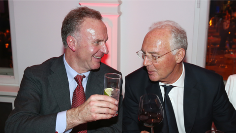 Na dann Prost: Karl-Heinz Rummenigge und Franz Beckenbauer stoßen auf einen Titel des FC Bayern München an. (Archivbild)