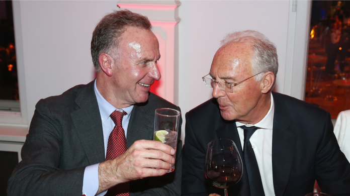 Na dann Prost: Karl-Heinz Rummenigge und Franz Beckenbauer stoßen auf einen Titel des FC Bayern München an. (Archivbild)