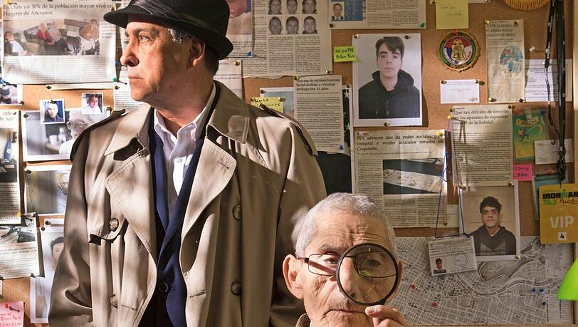 Privatdetektiv Rómulo heuert den 83-jährigen Sergio an, sich als "Maulwurf" drei Monate in einem Seniorenheim einzunisten. Privatdetektiv Rómulo heuert den 83-jährigen Sergio an, sich als "Maulwurf" drei Monate in einem Seniorenheim einzunisten.