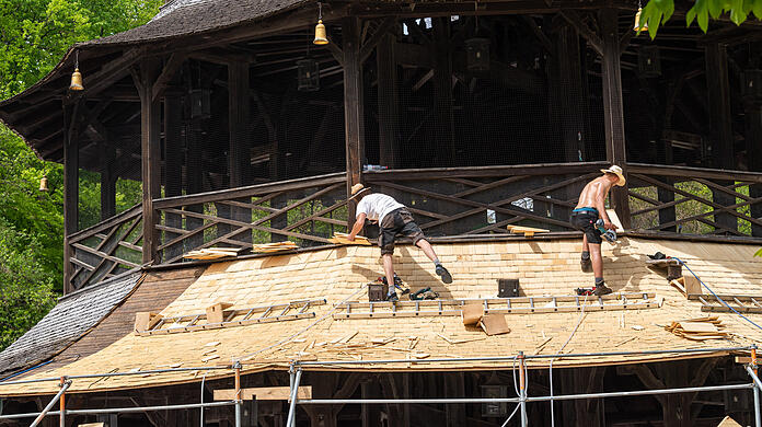 Bauarbeiter verlegen die Holzschindeln auf dem großen, unteren Dachring des Chinesischen Turms. München bereitet sich auf die Öffnungs der Außengastro vor. Klicken Sie sich durch die Bilder.