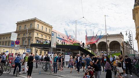 Am Odeonsplatz ist viel los. Wer die Stände besichtigen will, braucht aber ein Ticket.