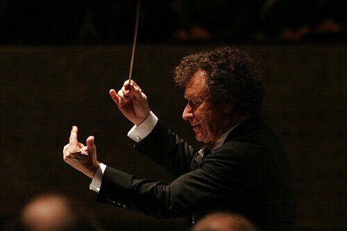 Ausverkaufte Serie im Opernhaus: Christof Prick führt an vier Abenden Beethovens Symphonie Nr. 9 mit Hans-Sachs-Chor auf.
