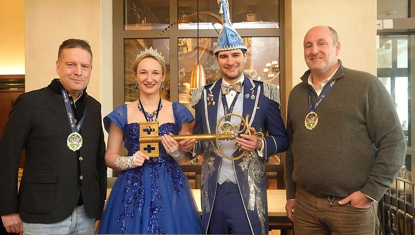 Das Prinzenpaar der Narrhalla hat dem Haxnbauer einen Besuch abgestattet. Von links: Constantin Wahl, Samathna I., Stephan I. und Sebastian Kuffler.