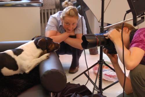 Das Shooting ist Schwerstarbeit für Hund, Frauchen und Fotografin Astrid Larsen.
