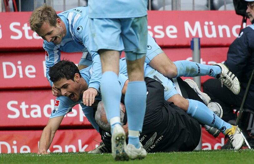Löwen-Jubel nach dem 2:0 gegen Frankfurt. Stürmer Kevin Volland landet auf Zeugwart Wolfgang Fendt, Stefan Aigner springt oben drauf