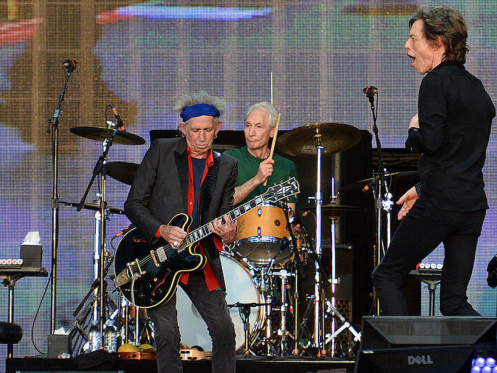 Mick Jagger tanzt über die Bühne, Keith Richards haut in die Saiten und Charlie Watts gibt am Schlagzeug den Takt an