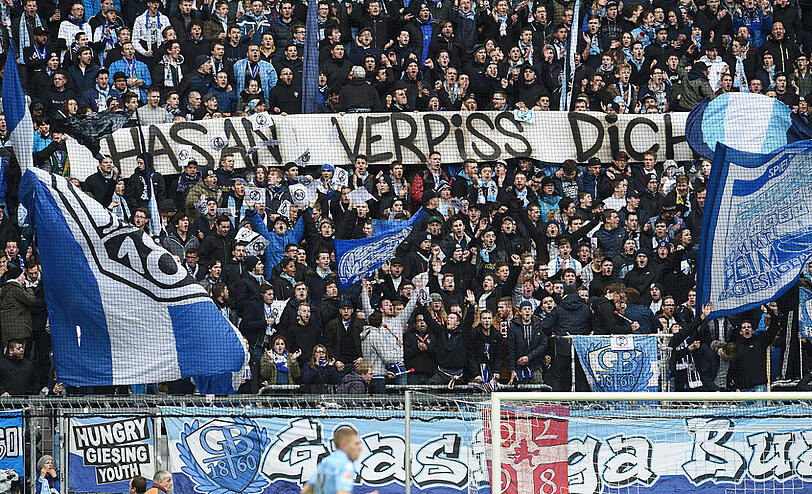 1860-Investor Hasan Ismaik schaute das Spiel gegen Bochum gemeinsam mit Präsident Peter Cassalette. Die Fans begegneten dem Investor mit "Hasan-raus"-Sprechchören, unschönen Spruchbändern und Plakaten.