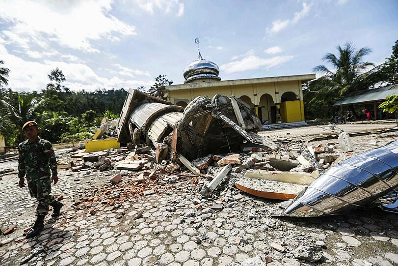 Mehr als 90 Tote nach schwerem Erdbeben in Indonesien