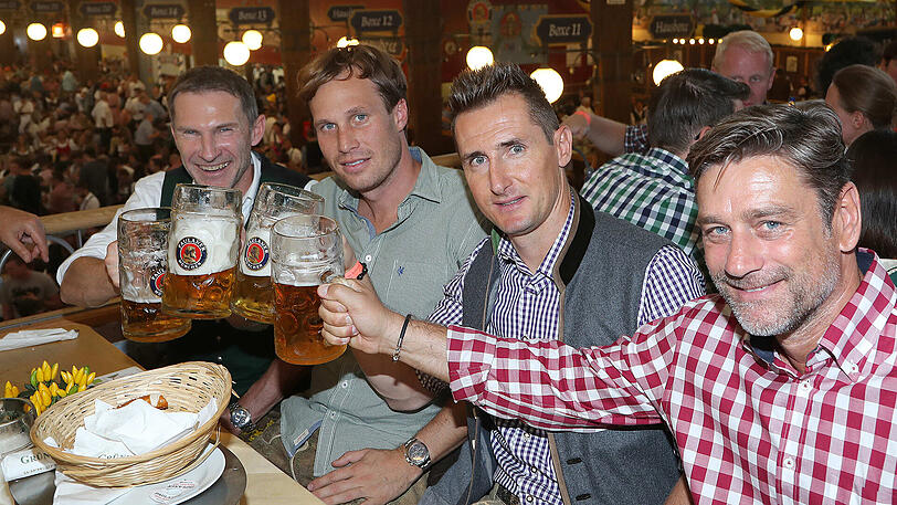 Berater Wiggerl Kögl, Andreas Ottl, Miroslav Klose und Oliver Kreuzer (v.l.).