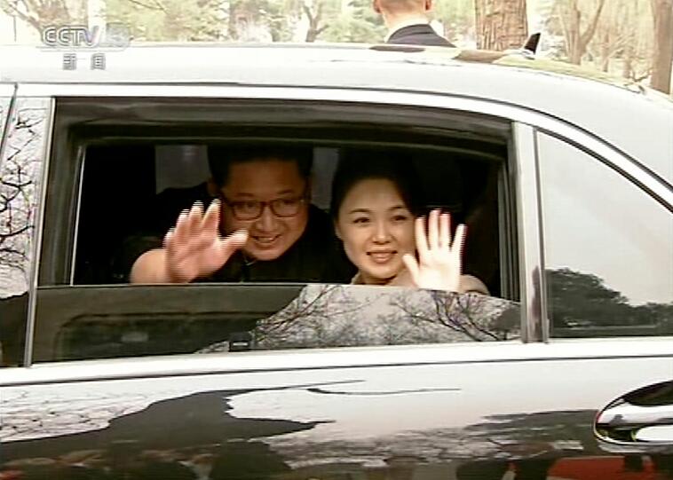 Das Videostandbild zeigt Kim Jong Un (l), Machthaber von Nordkorea, und seine Frau Ri Sol Ju, die zum Abschied, nach einem Besuch bei dem chinesischen Präsidenten, aus einer Limousine winken.
